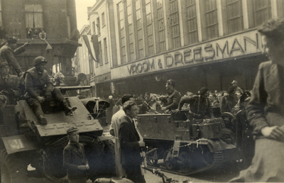 97600 Afbeelding van militairen van het 49th Reconnaissance Regiment (Polar Bears) in hun voertuigen op de Stadhuisbrug ...
